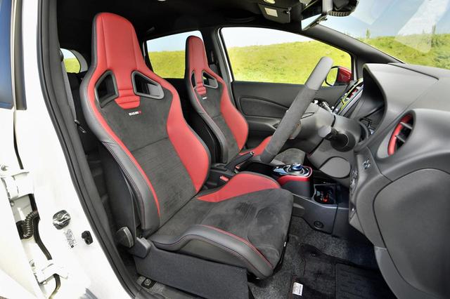 画像: レカロと共同開発したスポーツシート装着車は294万1920円。よりハードな走行を楽しみたいなら、選択を。