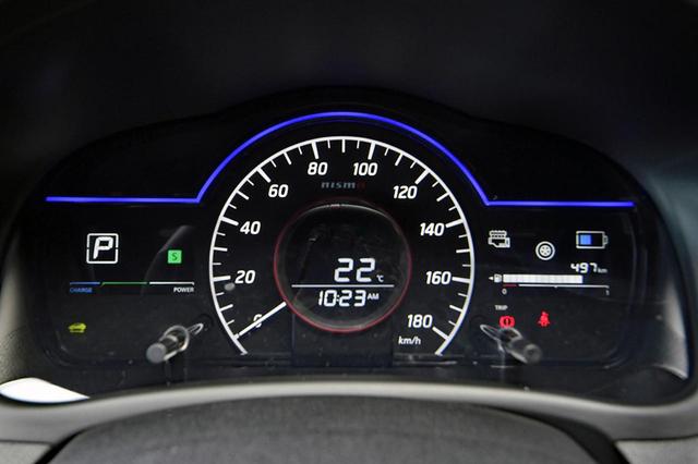 画像: 専用のファインビジョンメーターはニスモと同じ。スピードメーター内にNISMOのロゴが入る。