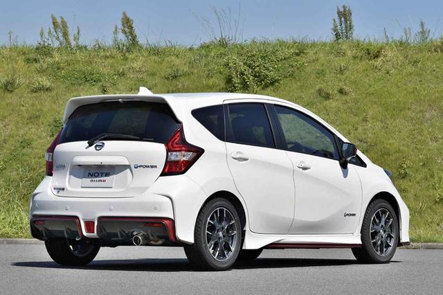 画像: テールゲート左下の車名エンブレムが識別点。大型リアスポイラーや専用エアロパーツに入る赤い刺し色などはニスモと共通。