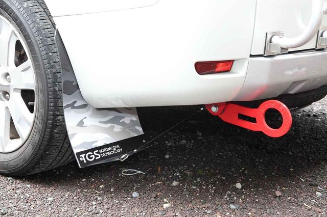 画像: 4つのタイヤの後部にはオフロード車らしくマッドフラップが。牽引フックも後付けのもの。