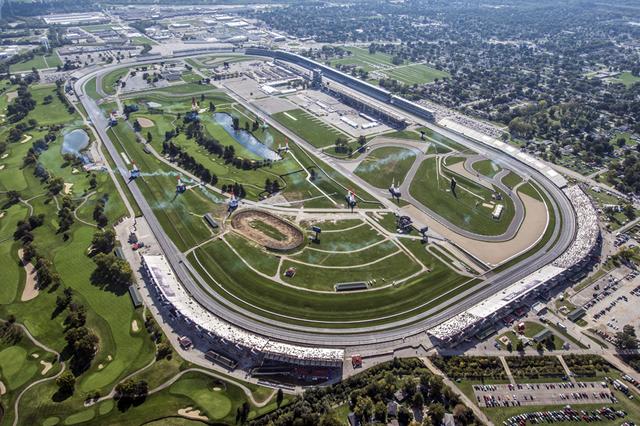 画像: オーバル・レーシングコースのインフィールドにパイロンを設置してエアレースのコースが設定された。