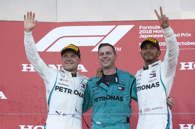 画像: 優勝はルイス・ハミルトン(右)。左は2位のバルテリ・ボッタス。