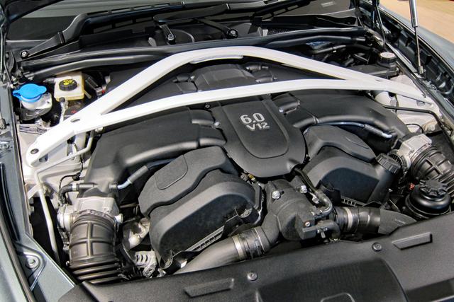 画像: エンジンルームいっぱいに搭載された、6Lの自然吸気V12エンジンは603ps/630Nmを発生。