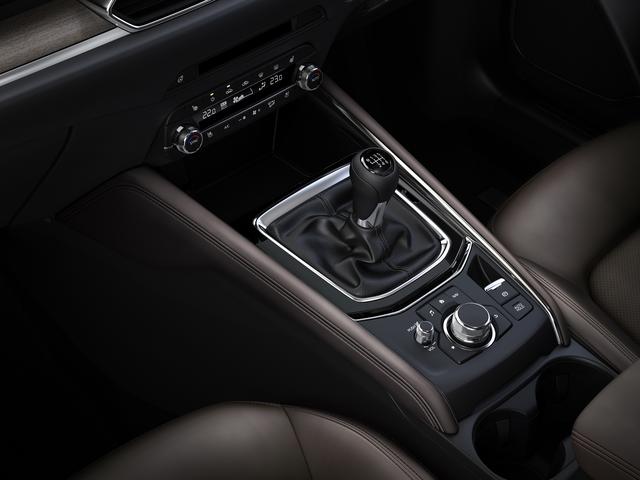 画像: ディーゼル車には、このクラスとしては唯一のマニュアルトランスミッションも追加設定された。