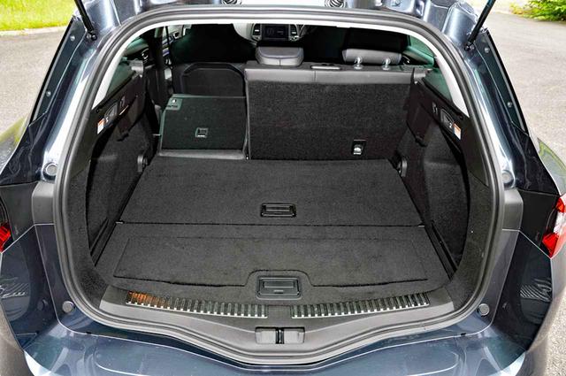 画像: リアシートバックは6:4分割可倒式で、荷室側からワンタッチで倒せる。