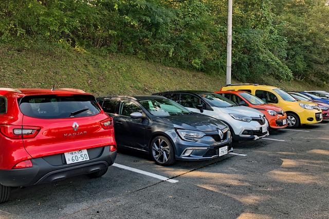 画像: アルピーヌA110の試乗会場で。これだけルノー車が並んで駐まっている光景って、めったに見られない?