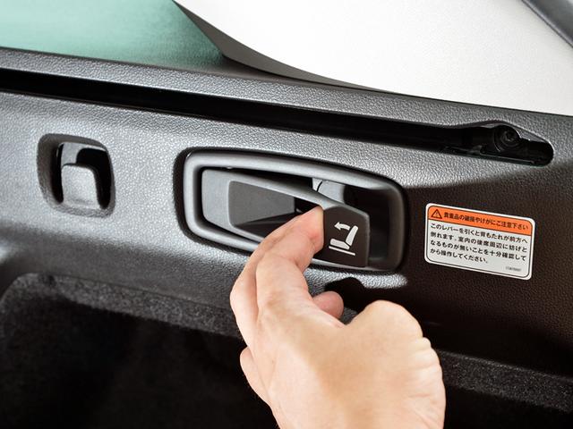 画像: 荷室側に備わるイージーフォールディングハンドル。