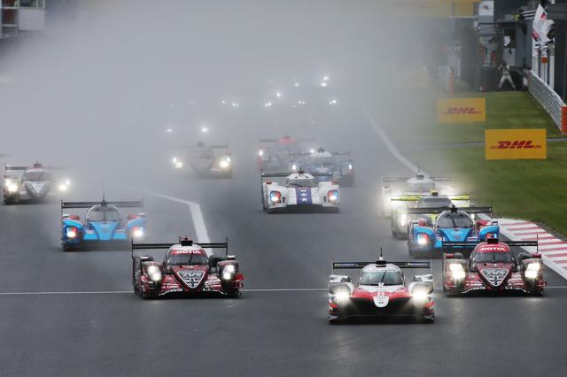 画像: 午前11時の決勝レーススタート時の天候は雨。水煙が上がるほどのウェットコンディションで、1周のセーフティカー先導ラップの後に本戦が開始された。