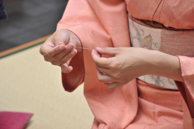 画像: 真綿から数本の繊維を引き出して、1本の糸に仕上げます。太さを均等にするのが難しい!