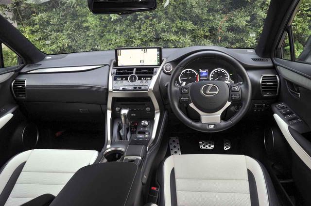 画像: この試乗車はNX300の「Fスポーツ」仕様。パドルシフトやシート、メーターなど多くの専用パーツが装備されている。
