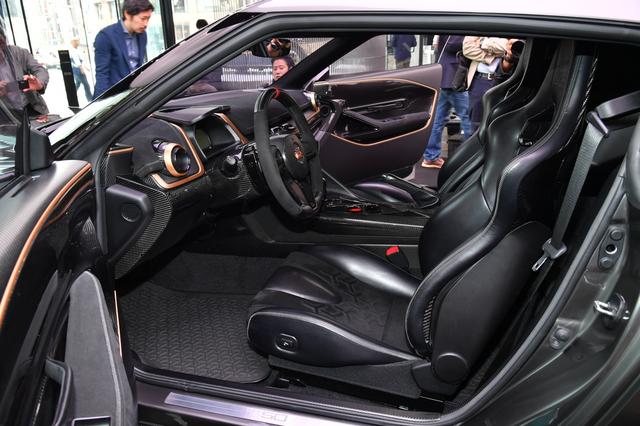 画像: 新たにデザインされたインテリア。メーターはGT3レーシングカーのものが装着される。