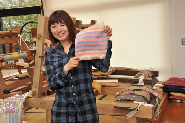 画像: 結城紬と同じ製法で織ったテーブルセンター。青と赤、2色のよこ糸を織り込んでシンプルなデザインに仕上げました!