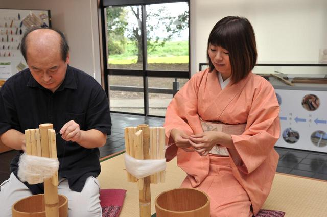 画像: 伝統工芸士さんに教わりながら、指先で真綿から糸をひく「糸つむぎ」から体験。