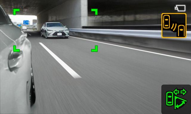 画像: 映像の範囲が広がり、車線変更をサポートする。拡大表示を示すインジケータも点灯(右下)。