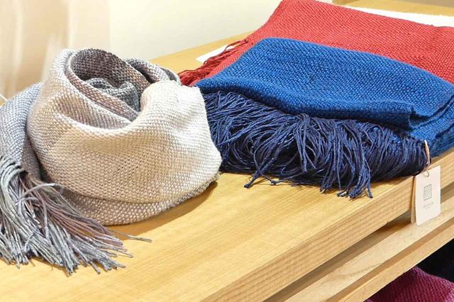 画像: 明治40年に創業した結城紬の製造問屋である奥順さんは、その歴史や最新の情報などを発信する「つむぎの館」も運営している。その中には、歴史に触れる資料館、はた織りや草木染めを体験できるコーナー、ギャラリー&カフェなども設けている。また、オリジナルのショールや香り袋などを販売する店舗もある。茨城県結城市大字結城12-2 ☎0296-33-5633
