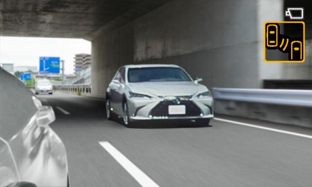 画像: 車線変更時、ウインカーを出すと…。