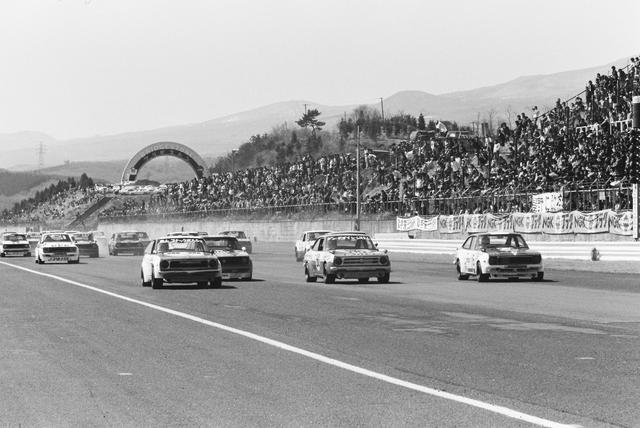 画像: 1976年の冨士GC第1戦。マイナーツーリングは、GCのメインレースより「通」に人気があった。