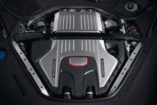 画像: エンジンは最高出力460ps(338kW)と最大トルク620Nmを発生する4L V8ツインターボを搭載。