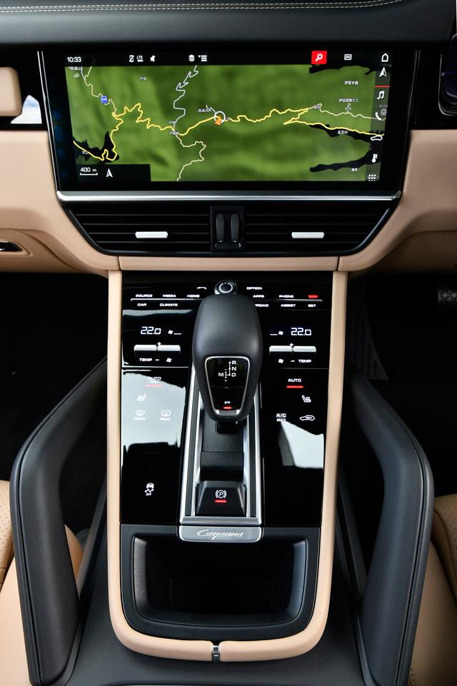 画像: PCMはナビゲーションプラスや新しいPorsche Connectアプリを使うことで、20種類以上のサービスを活用することができて便利である。トランスミッションは8速AT。