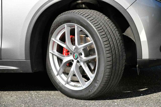 画像: タイヤはミシュラン ラティチュード スポーツ3の255/45R20を装着する。