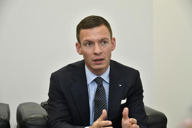 画像: ジョージ・ビッグス氏(マクラーレン・オートモーティブ・アジア アジア・パシフィック担当 マネージング・ディレクター)。世界3位であるマクラーレンの日本市場も担当。首都圏は日本全体の売り上げの50%以上を占めている。