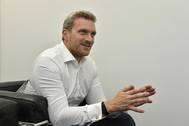 画像: ロブ・メルヴィル氏(マクラーレン・オートモーティブ デザイン・ディレクター)。最初に手がけたP1以降のマクラーレン市販モデルは、すべて氏の担当。エアロダイナミクスを追求する。