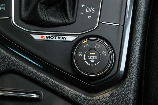 画像: センターコンソールに設けられた4MOTIONアクティブコントロールのダイヤルスイッチ。路面状況に応じて4つのモードを設定。