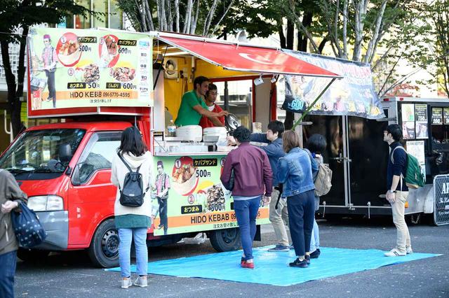 画像: 会場内ではキッチンカーも出店。ほかにも、キッズゴルフやクイズラリー、ガラポン抽選会など、家族で楽しめるイベントも用意している。(SUVフェア2016の模様)
