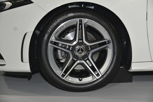 画像: 225/45R18タイヤとAMGホイールは、AMGラインのオプション。