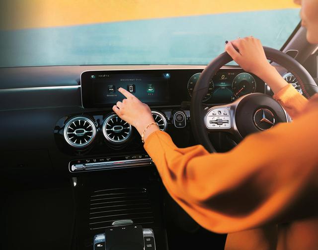 画像: 音声入力でもタッチスクリーンでも、MBUXの操作は可能だ。