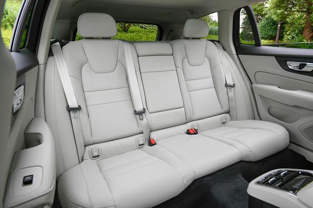 画像: リアシートヒーターを全車にオプション設定。エアコン温度の調整も可能。