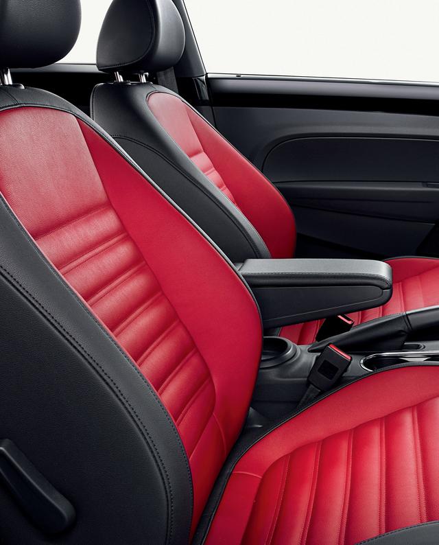 画像: The Beetle R-Line MeisterにThe Beetle 2.0 R-Line Meister設定されるブラック&レッドのレザーシート。