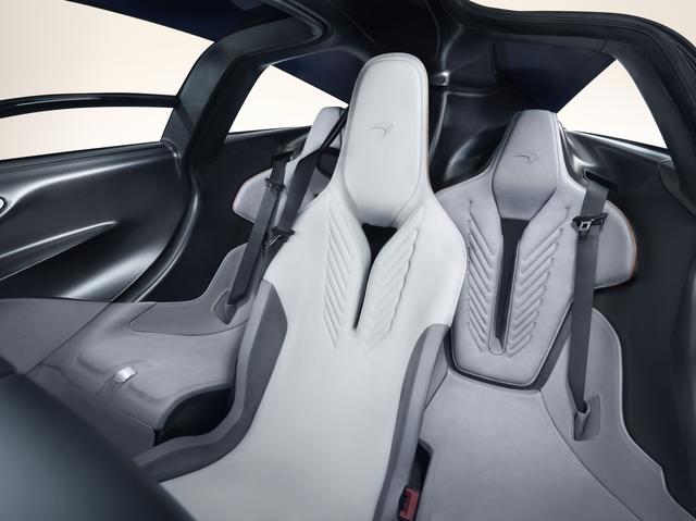 画像: 運転席を中央に配したユニークな3シーター。