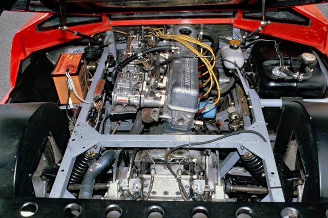 画像: L28型直6SOHCを縦置きミッドシップ搭載。ミッションはZF製の5速MT。