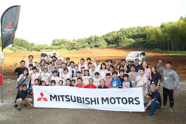 画像: 今回、7回に渡って掲載した「クルマの学校」の参加者の方々。増岡浩氏を中央に記念撮影。