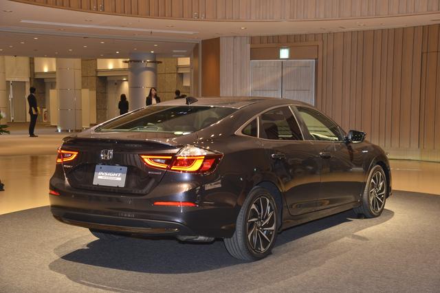 画像: リアエンドでも、スポイラー形状などに北米仕様との違いがうかがえる。日本仕様は、LX、EX、EX ブラックスタイルの3グレード展開で、ボディカラーは7色が予定されているという。
