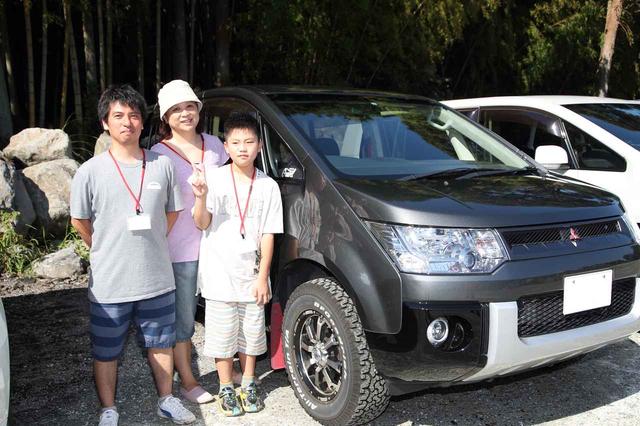 画像: ずっと三菱車に乗ってきたという大崎さん(左)。デリカD:5は乗り換えて3年目になる。