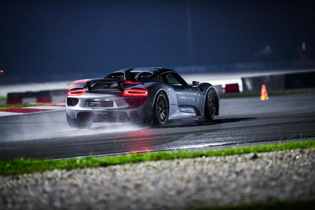 画像: 918スパイダーの同乗走行では完全ウェットであるにもかかわらずもの凄い加速Gと減速Gを体感した。