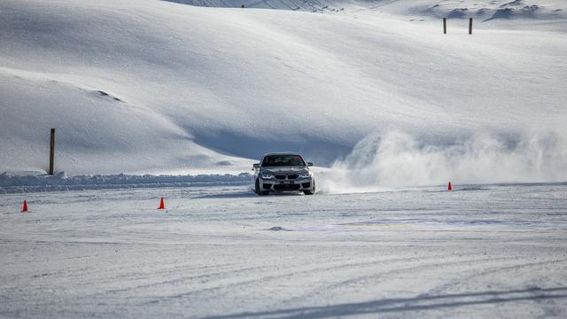 画像: xDriveを搭載したことで車両重量は重くなるはずだがエンジンやバッテリーなどの軽量化で逆に先代より125kgも軽くなった新型M5。