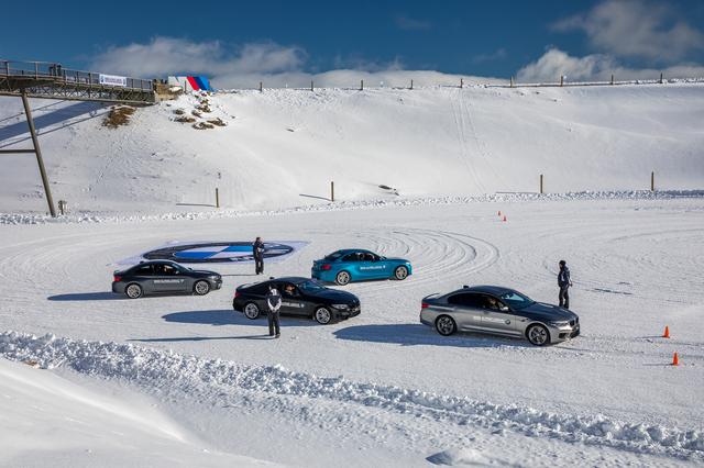 画像: BMWのフラッグのまわりをドリフトしながら回るトレーニングにはM2やM5などが用意されていた。