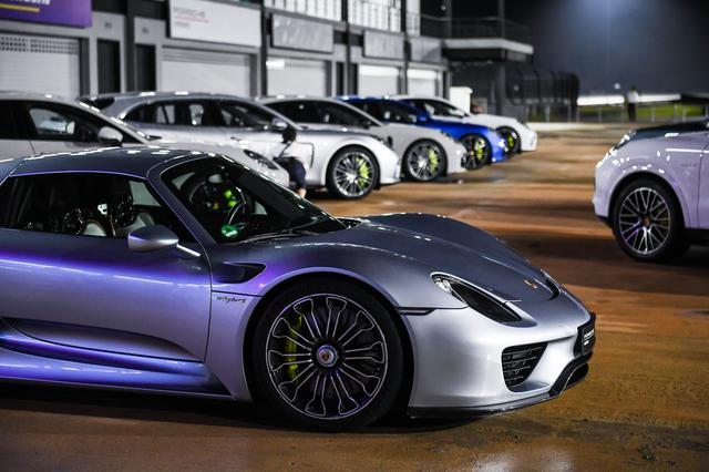 画像2: 夜のセパンサーキットを疾走するポルシェのエレクトリックパワー