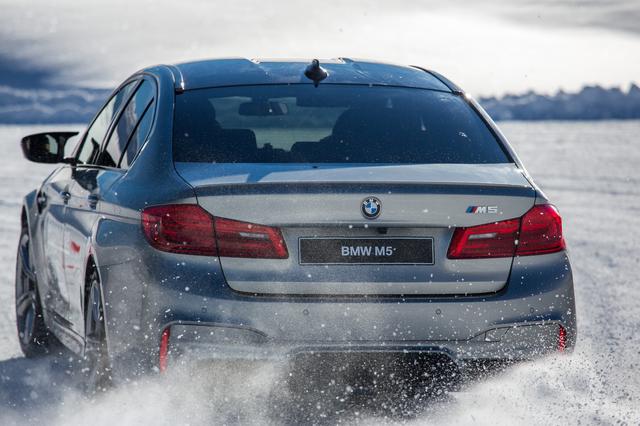 画像: M5を雪上でコントロールするトレーニング。xDriveなのでFRよりも扱いやすいがパワーがある分、アクセルペダルとハンドルの正確に操作が必要だ。