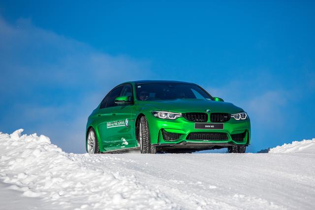 画像: プロドライバーの運転するM3に同乗。完璧にコントロールしていた。