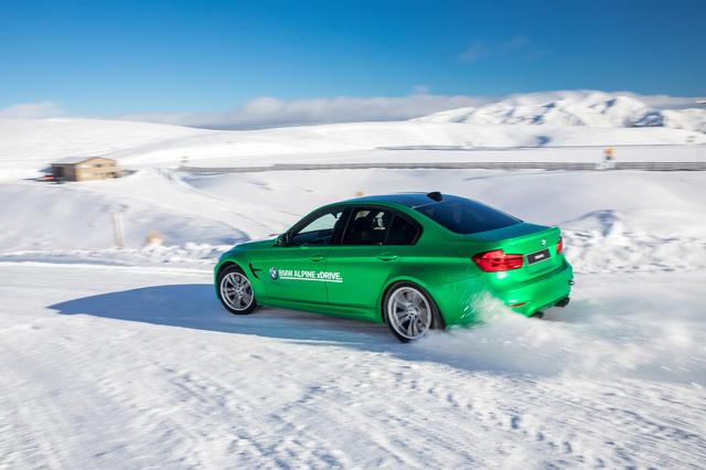 画像: M3はFRなので駆動する後輪が雪煙をあげる。速度は結構速い。