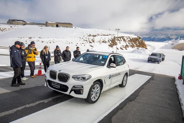 画像: 4輪のどれかがグリップしていればツルツル路面を難なく登るxDrive。