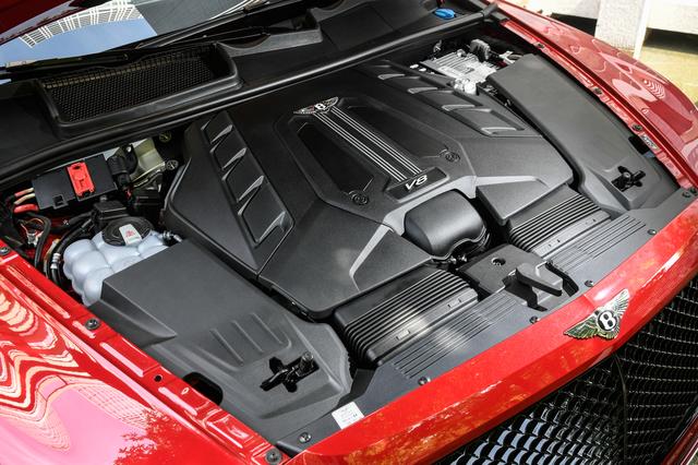 画像: バンクの内側に2つのターボチャージャーを搭載したV8エンジン。