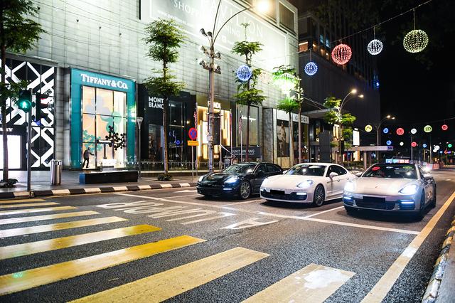 画像: 寝静まった街をポルシェのPHEVが静かに駆け抜ける。
