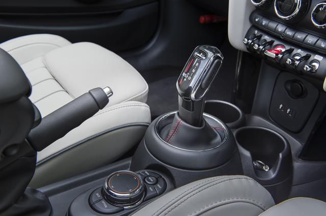 画像: MINIとして初めて採用されたDCT。それにともないシフトバイワイヤー化、セレクターの形状も変わった。