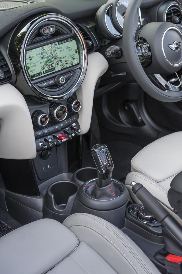 画像: Apple CarPlayなどiPhonとの連携も強化、車載通信モジュールを搭載するなどコネクテッド機能が進化している。