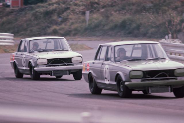 画像: 1969年の日本グランプリで富士スピードウェイを激走するGT-R。こちらも2ドアHTが追加される前だったので4ドアボディだ。